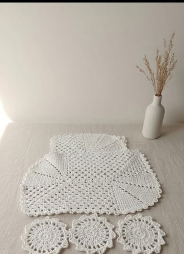 Jogo de sousplats de crochê branco com descansos de copo